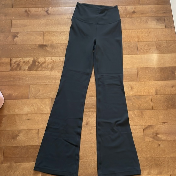 Groove Nulu Super-High-Rise Flared Pant
Regular - Picture 4 of 6